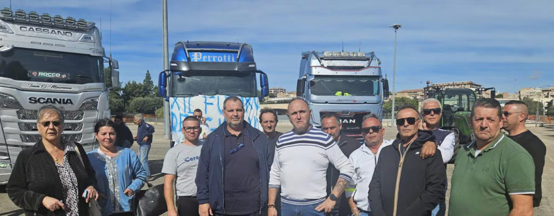 Juri Galasso, Segretario Nazionale Organizzativo FILAP, insieme agli autotrasportatori in protesta davanti ai camion