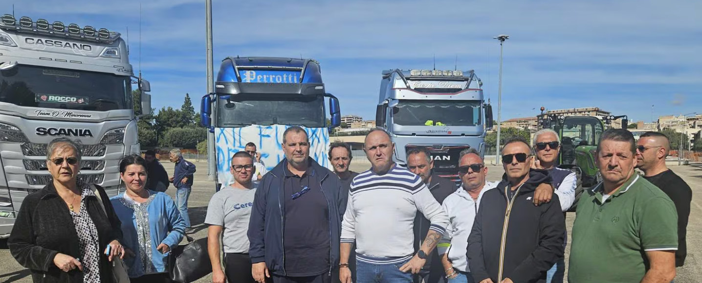 Juri Galasso, Segretario Nazionale Organizzativo FILAP, insieme agli autotrasportatori in protesta davanti ai camion